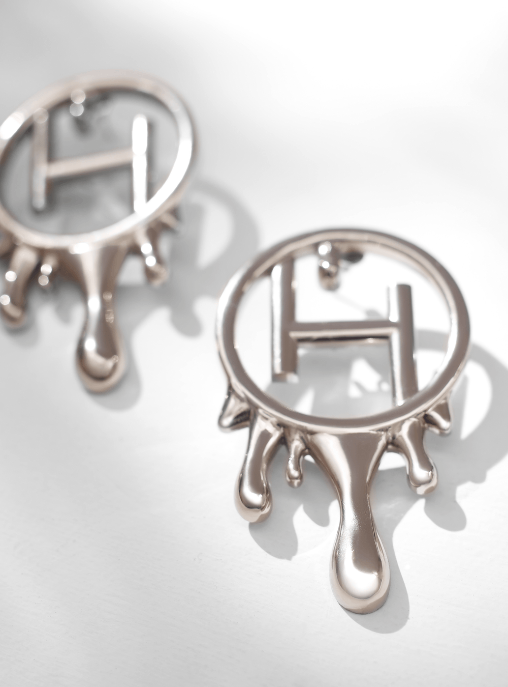 Drip "OH" Midi Studs Earrings In Silver Finish