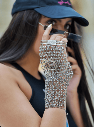Drip "OH" Chainmail Gloves In Rhinestone