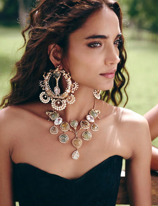 5 Necklace Ideas That Flatter Sweetheart Necklines Beautifully