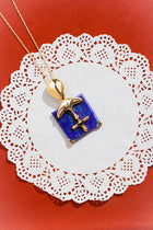 Jewelry with a blue stone in 22kt gold finish