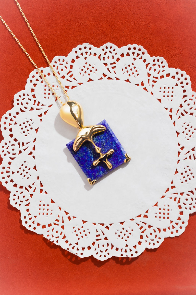 Jewelry with a blue stone in 22kt gold finish