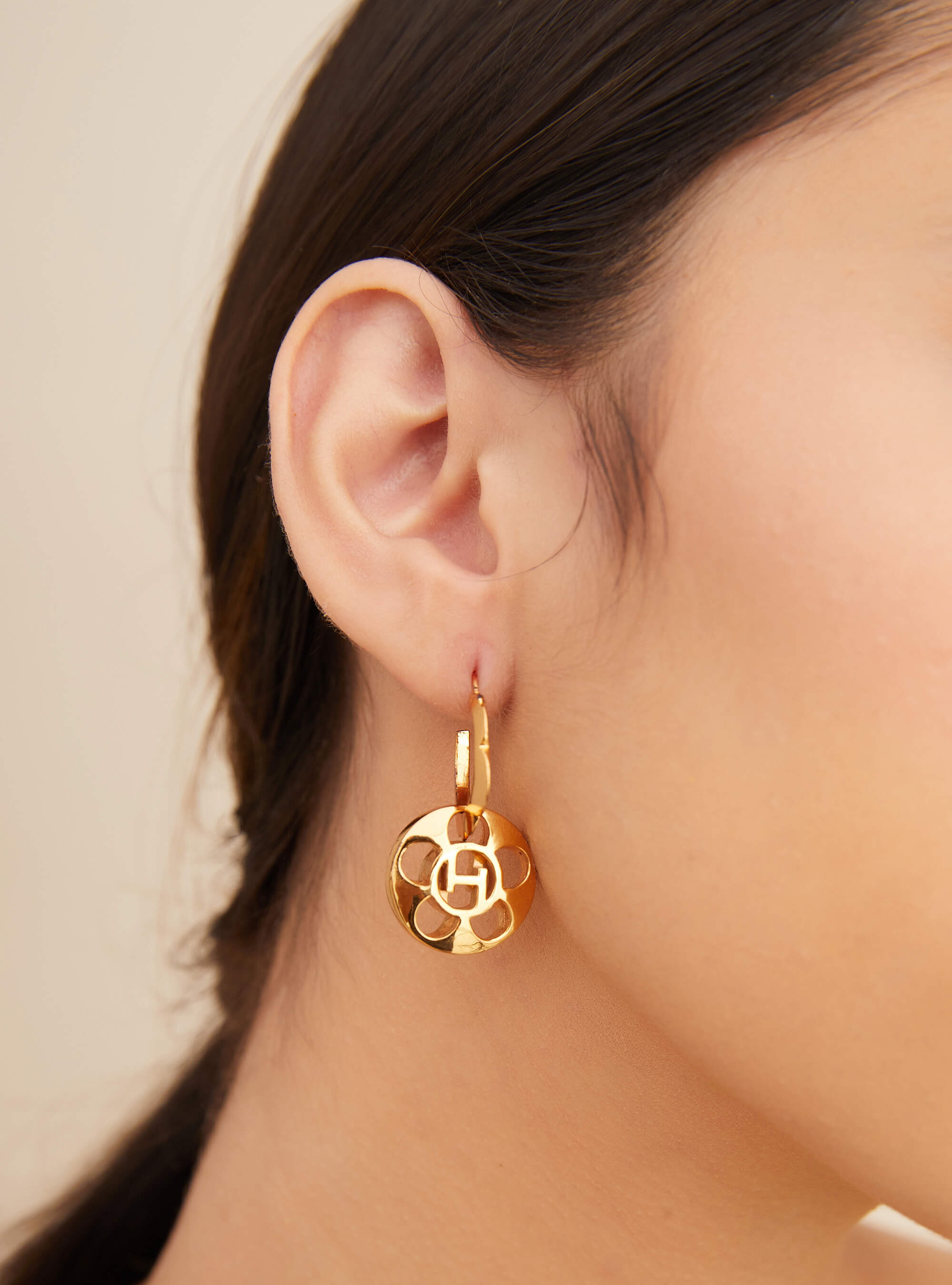 Plain Gold Earrings designs | Tanishq | - YouTube