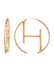 Women earrings in round shape