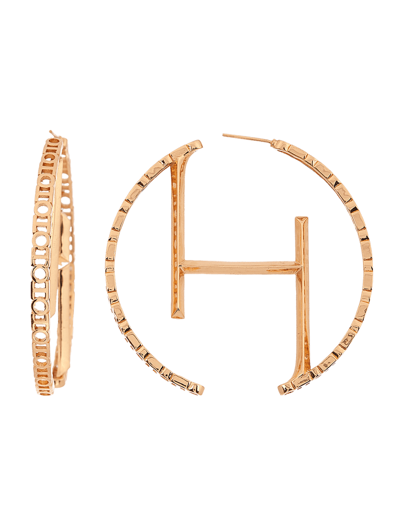Women earrings in round shape