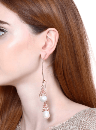 Women earrings in pearl rose gold