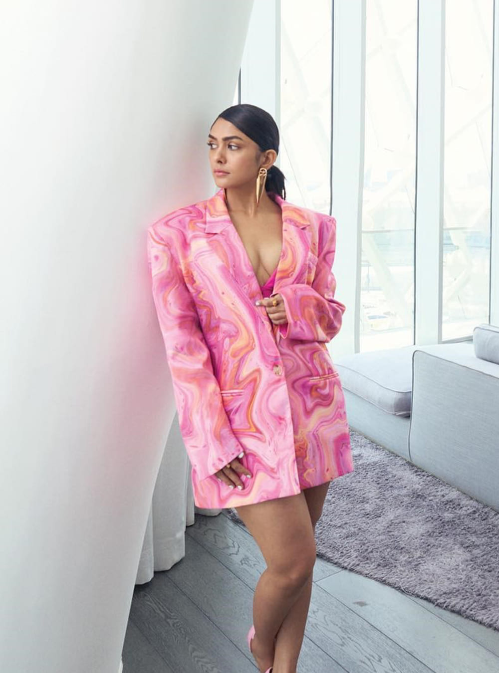 Mrunal Thakur Wearing gold earrings