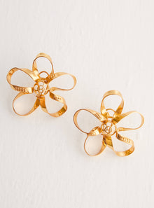 flower shaped stud earrings