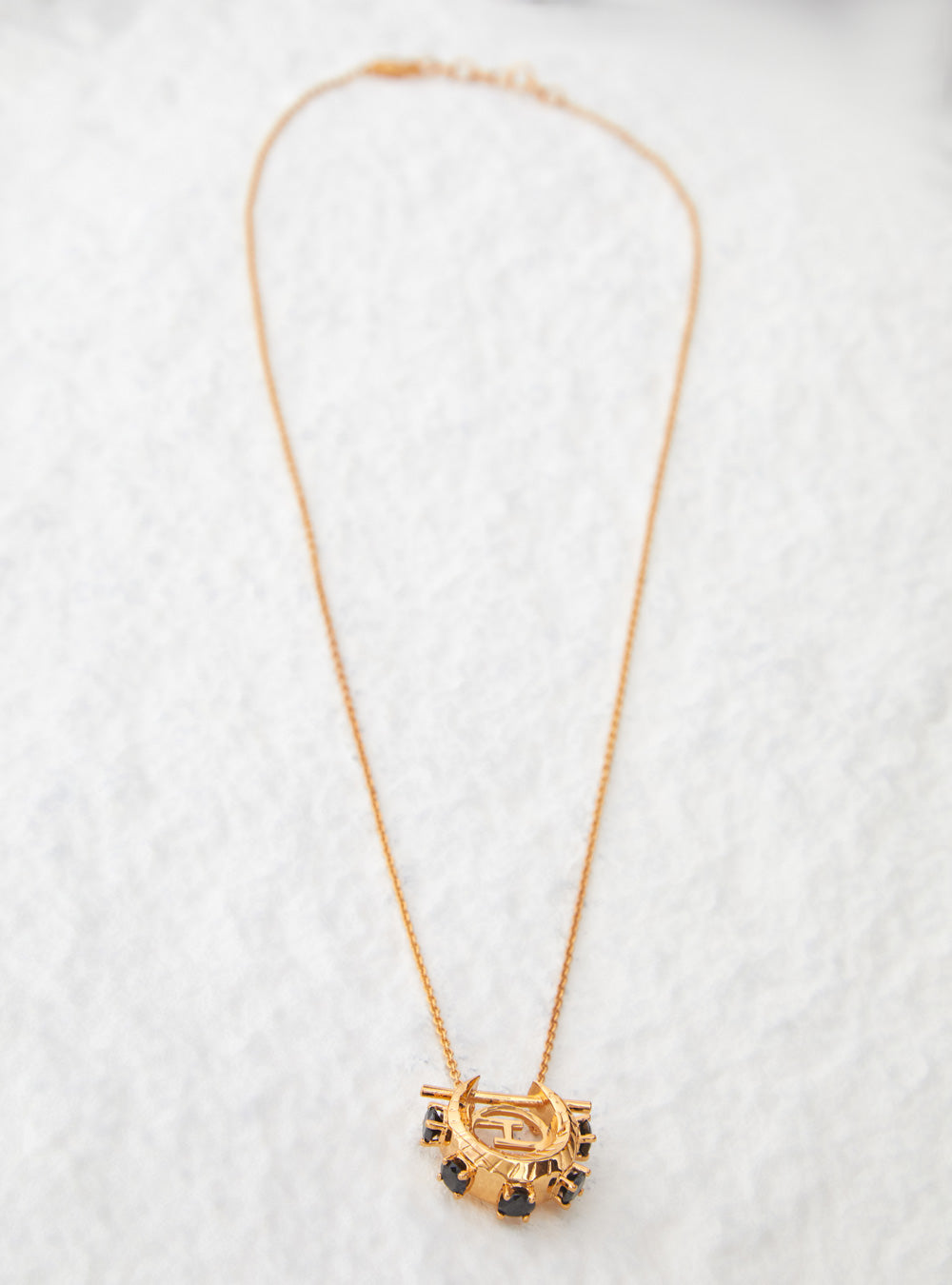pendant jewellery necklace in gold