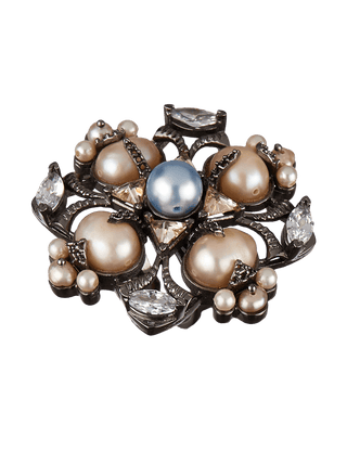 Women's ring with pearls